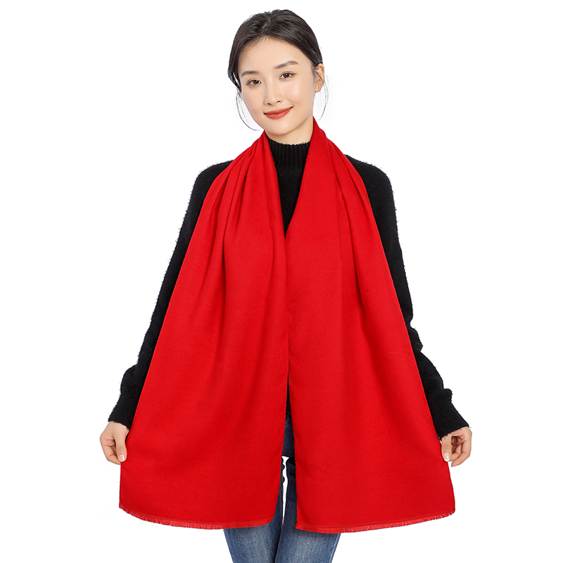 震惊！这条红色围巾凭什么卖到天价？